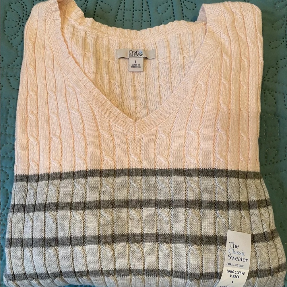 NWT Women V-neck Sweater